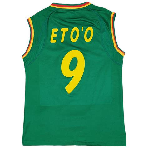 Samuel Eto’o con camiseta sin mangas Camerún 2002