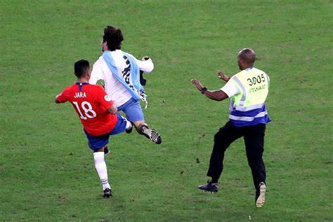 Gonzalo Jara derriba a hincha en Maracaná