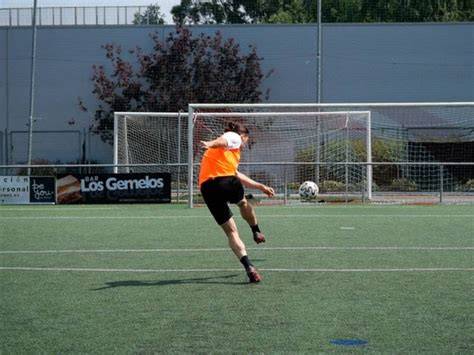 Jugador realizando semiparada con empeine