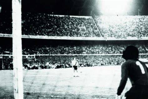 Rubén Suñé ejecutando tiro libre ante River