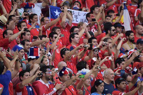 Hinchas chilenos con banderas en estadio