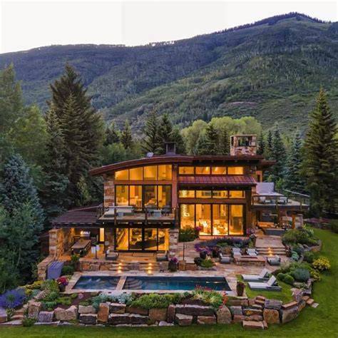 Casa de montaña con piscina y cordillera