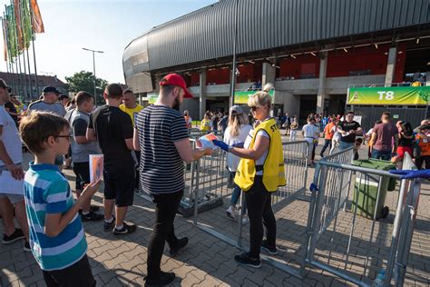 Seguridad y acceso en estadio de fútbol chileno