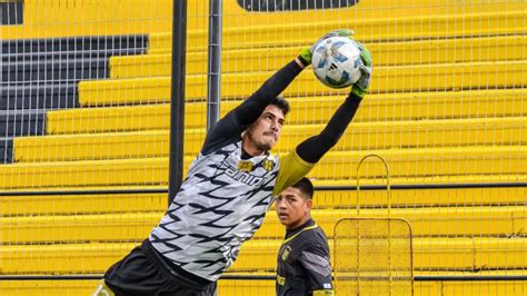 Joven arquero de Chicago en entrenamiento