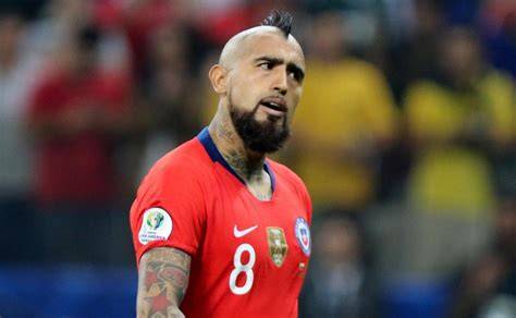 Héctor Mancilla y Arturo Vidal con Chile