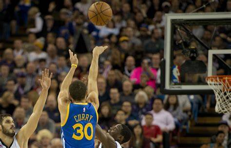 Jugador de NBA lanzando desde nueve metros