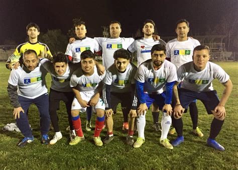 Partido de fútbol amateur en Padre Hurtado