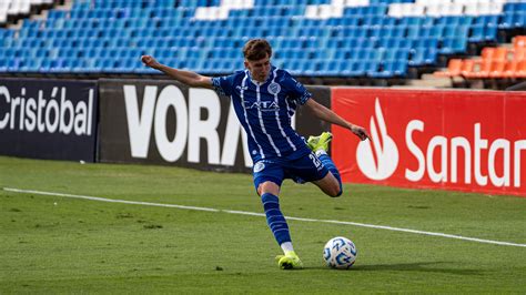 Jugador de futsal protegiendo balón