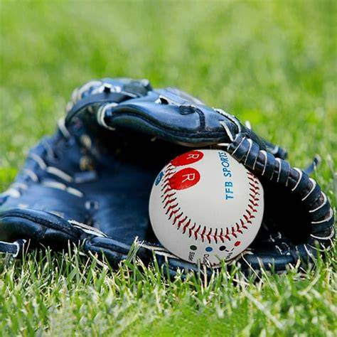 Jugadores juveniles de béisbol en entrenamiento