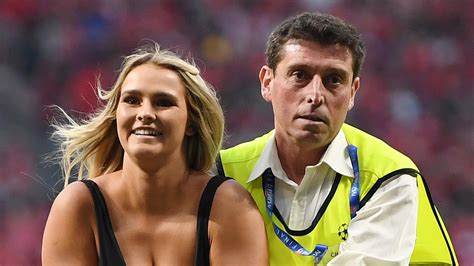 Kinsey Wolanski escoltada seguridad estadio