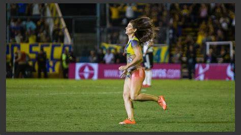 mujer bodypainting corre cancha Rosario Central River