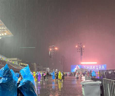 Fans bajo la lluvia en Estadio Nacional