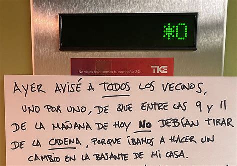 Habitación sombría con nota amenazante