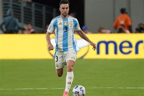 Tagliafico defendiendo como lateral izquierdo
