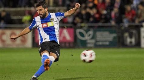 Diego Lara mediocentro en partido