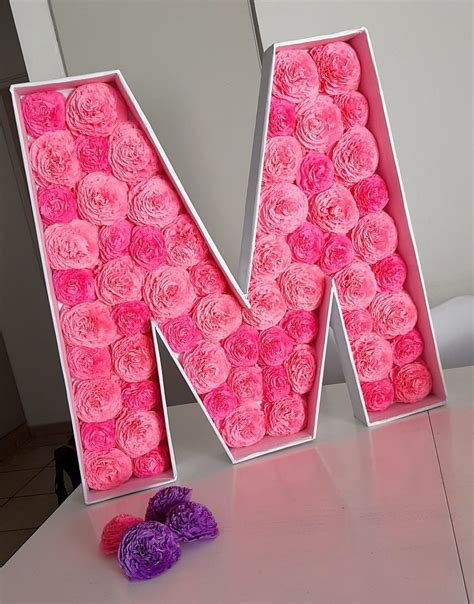 Letra inicial decorada con papel de seda