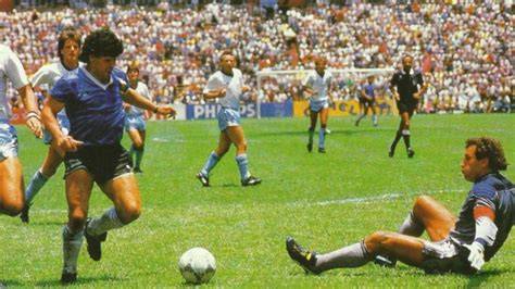 Maradona regateando a Inglaterra México 1986