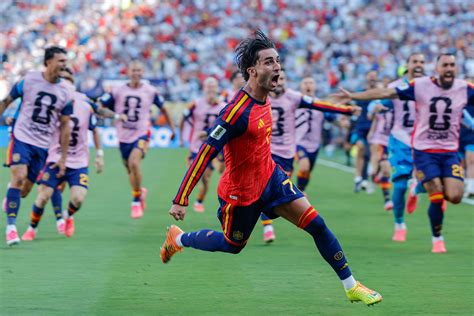 Ferran Torres celebra gol en la final