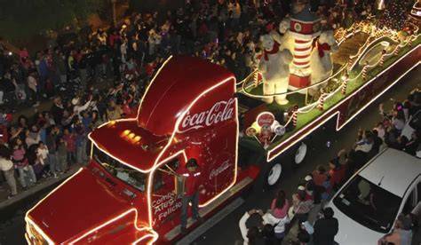 Caravana navideña Coca-Cola con camiones iluminados