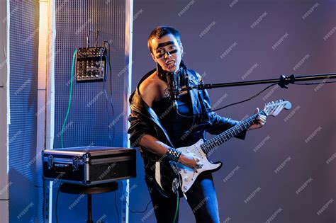Guitarra eléctrica tocando rock alternativo