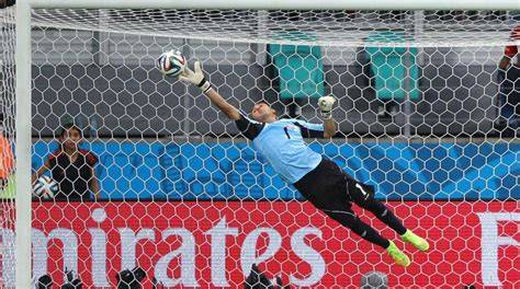 Keylor Navas atajando en Brasil 2014