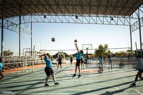 Pelota de vóley sobre cancha deportiva