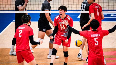 Equipo masculino de voleibol en partido