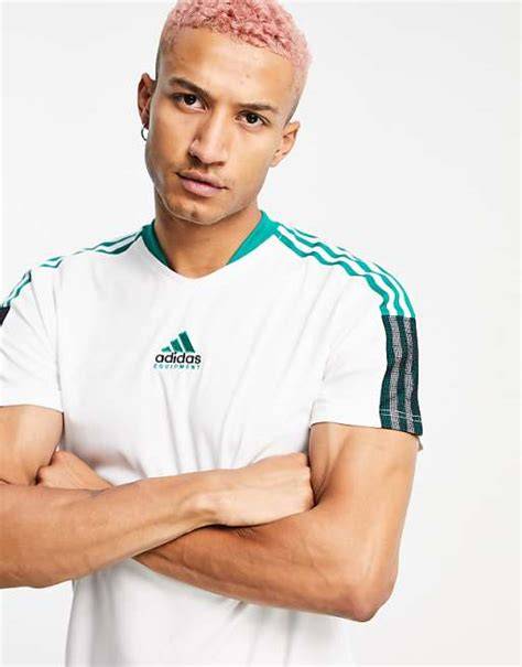 camiseta blanca con rayas verdes
