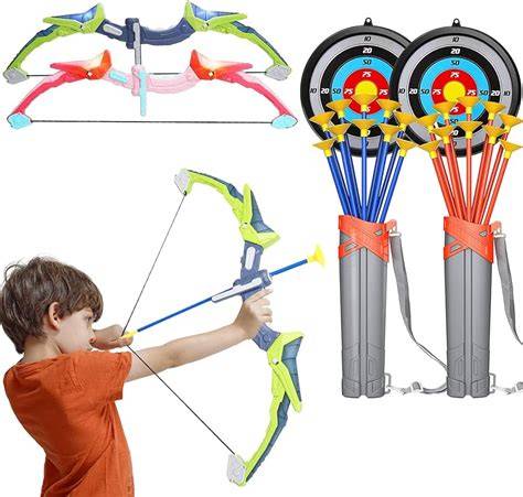 Niña jugando con arco y flechas de juguete
