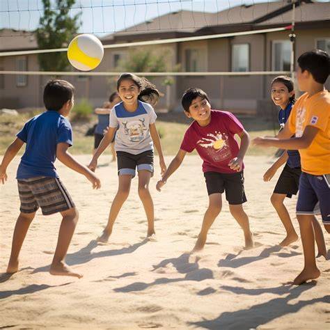Niños jugando mini voleibol