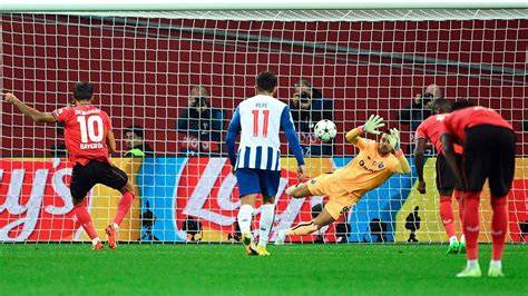 Diogo Costa defendiendo la portería del Oporto