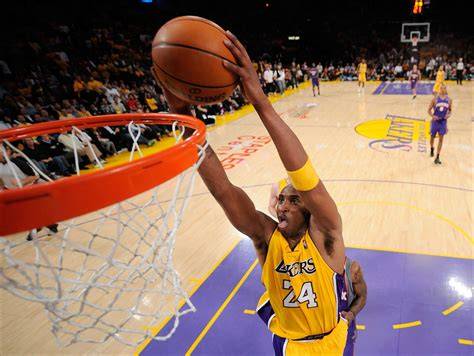 Jugador de baloncesto entrando a canasta