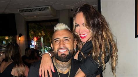 Arturo Vidal y Sonia Isaza con su perro