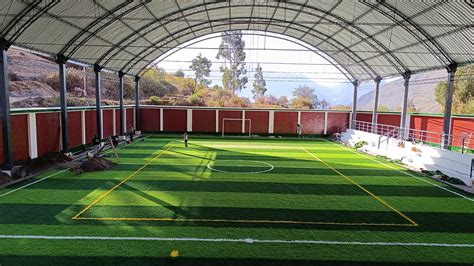 Complejo deportivo con canchas de fútbol y áreas verdes