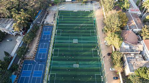 Vista aérea de canchas y zonas verdes comunitarias