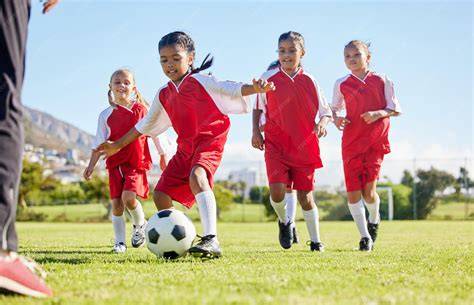 niños y niñas entrenando fútbol juvenil