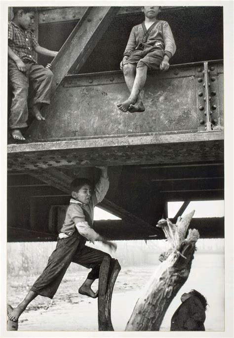 Niños bajo un puente del río Mapocho