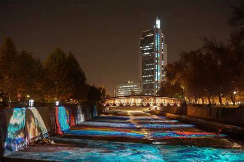 Arte de luz sobre el río Mapocho