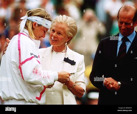 Jana Novotna consolada en Wimbledon 1993
