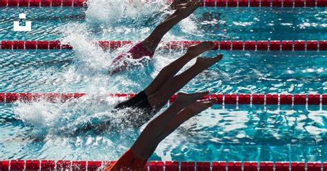 Joanne Malar en competición de natación
