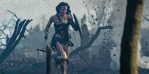 Wonder Woman rescatando civiles en museo