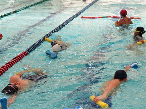 Clase de natación para niños y jóvenes