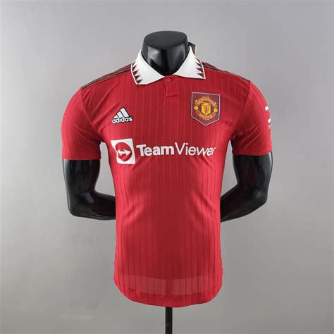 aficionada con camiseta Manchester United