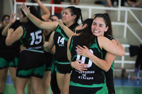 Equipo femenino universitario de básquetbol