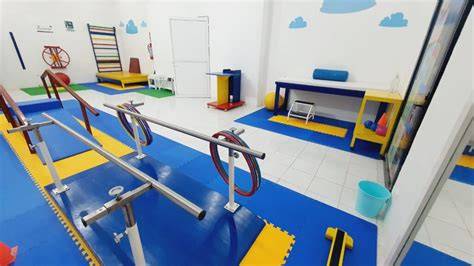 Equipo terapéutico en centro de rehabilitación