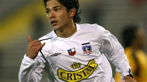 Matías Fernández elude rivales en Colo Colo