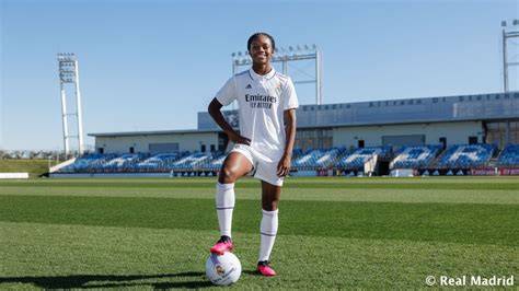 Linda Caicedo con camiseta del Real Madrid