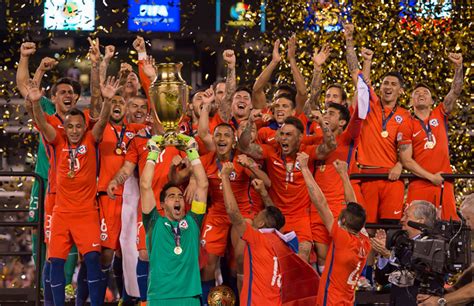 Selección chilena levantando Copa América