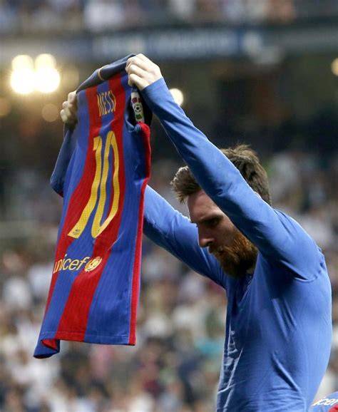 Messi mostrando camiseta en Bernabéu