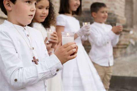 Niño durante ceremonia de Primera Comunión